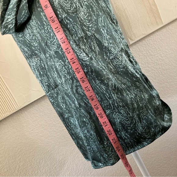 The Limited Silky Cowl Neck Green Gray Sleeveless Snakeskin Top Size Small S - Picture 9 of 9